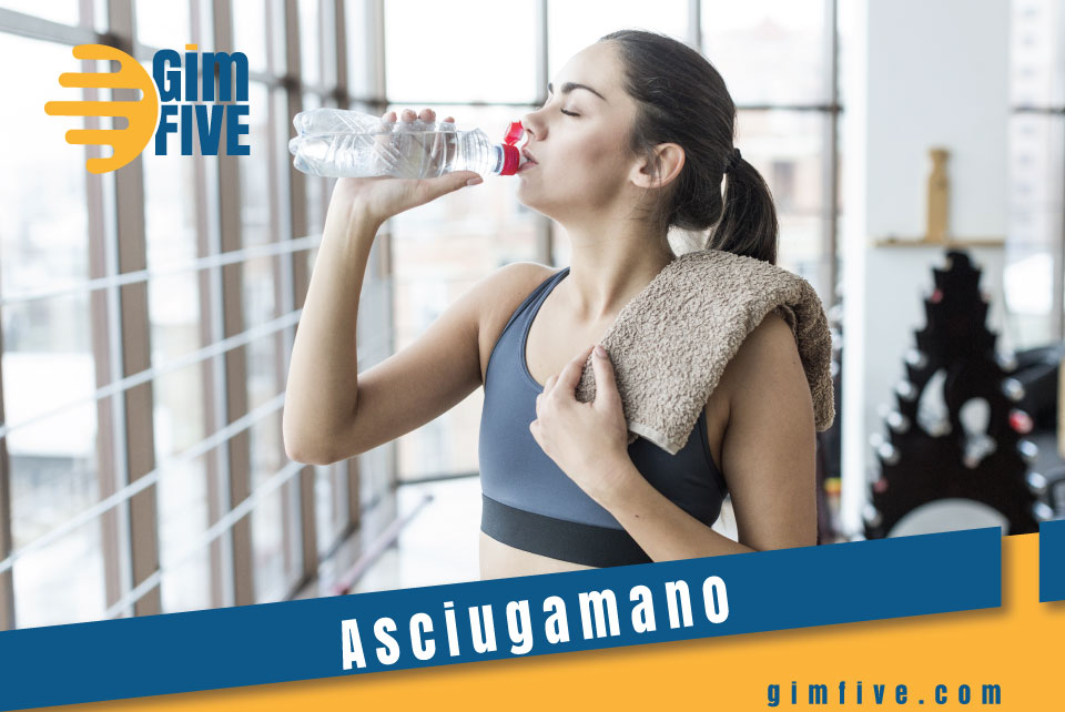 In palestra con l'asciugamano: perché è così importante averlo con sé – il  Blog del Fitness